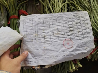 泰安高新区两家农贸市场韭菜售卖点普遍缺失“双证”，食用农产品安全监管存漏洞